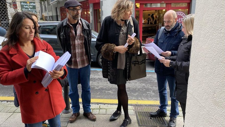 Los docentes cántabros entregan en la Consejería 3.000 firmas en apoyo a la campaña por la adecuación salarial