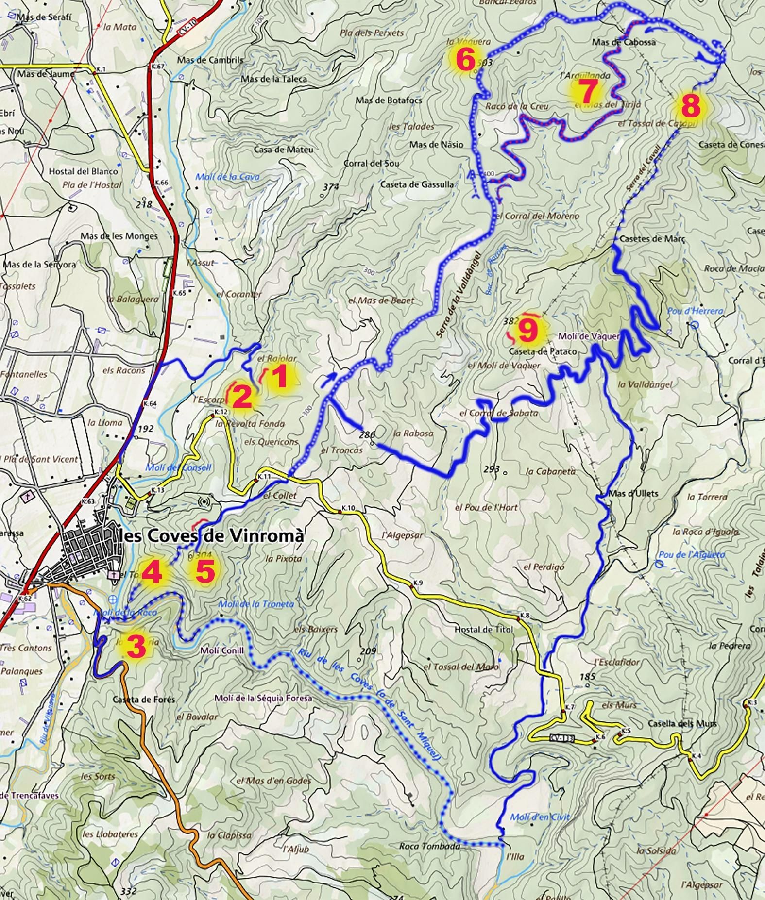 Mapa d’una part de la Serra de Vandàngel sobre el que s’han traçat alguns dels itineraris possibles per a visitar els espais bèl·lics de la zona.