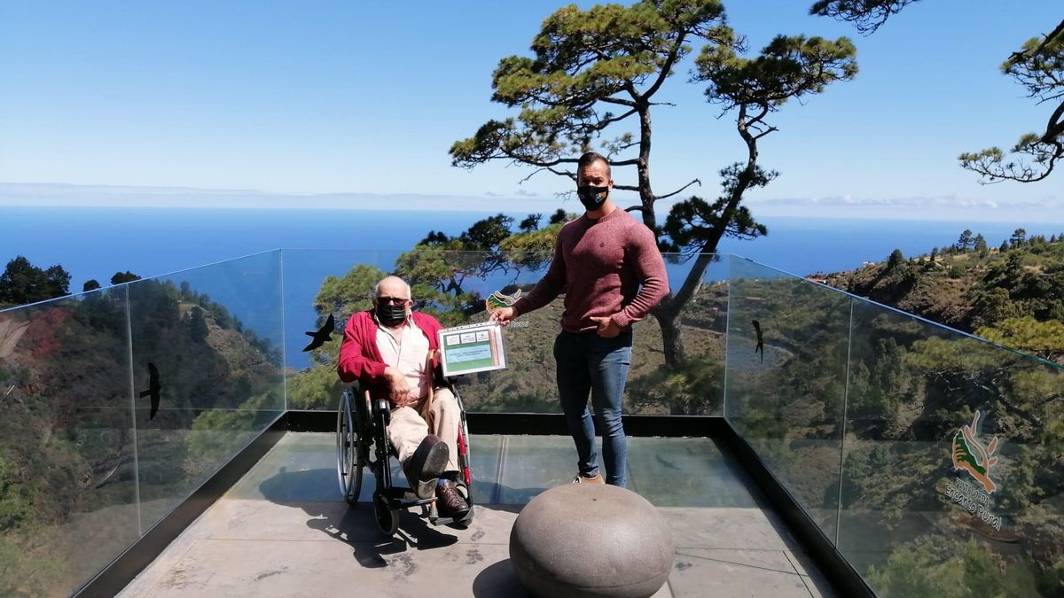 Miembros de la Asociación de Discapacitados Físicos de La Palma (Adfilpa) en el mirador de Izcagua (Puntagorda)