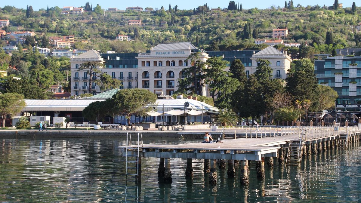 Zona de baño en Portorož. Las playas en Eslovenia se reducen a accesos artificiales al agua o pequeñas playas de grava y piedras.