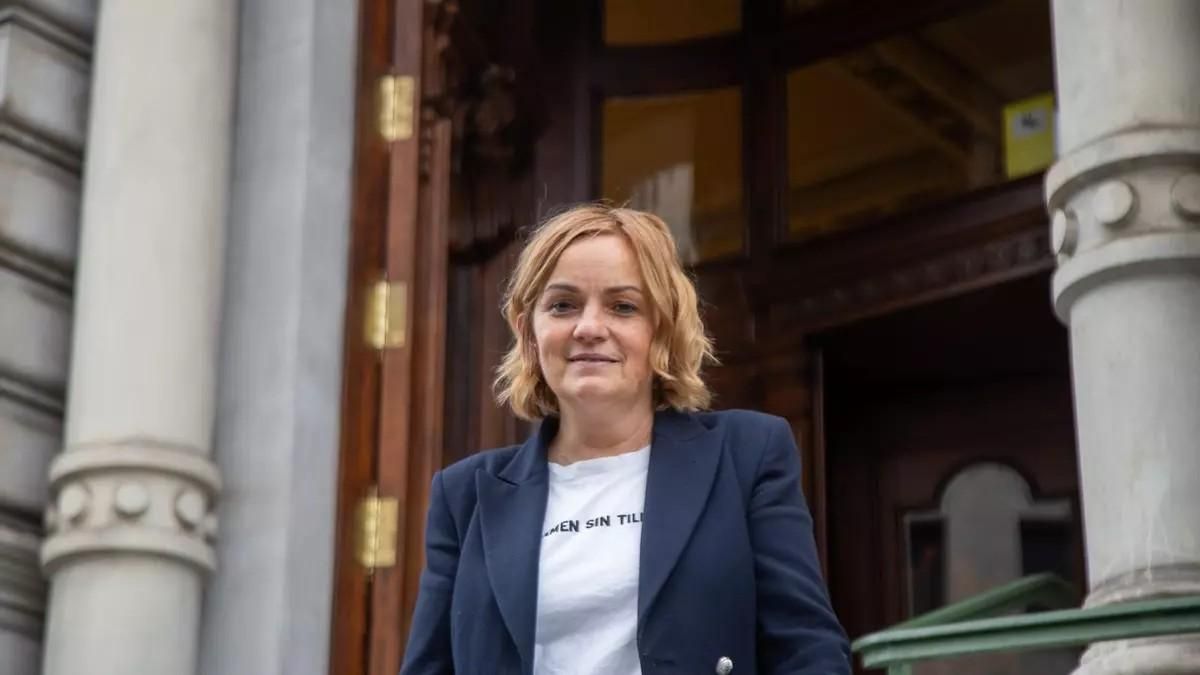 Covadonga Tomé en las escaleras de la Junta General del Principado.