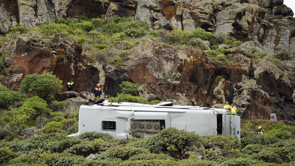 Un muerto y al menos 14 heridos, tres graves, tras precipitarse una guagua por un barranco en La Gomera
