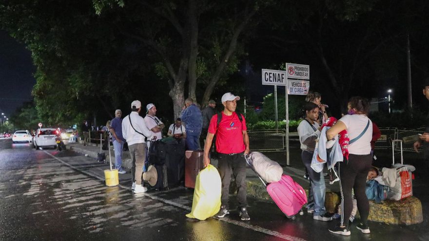 Ciudadanos venezolanos llegando en la madrugada de este sábado al puente internacional Simón Bolívar que une Colombia y Venezuela.