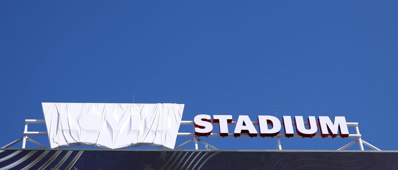 El logo del Levi's Stadium tapado finamente con una lona