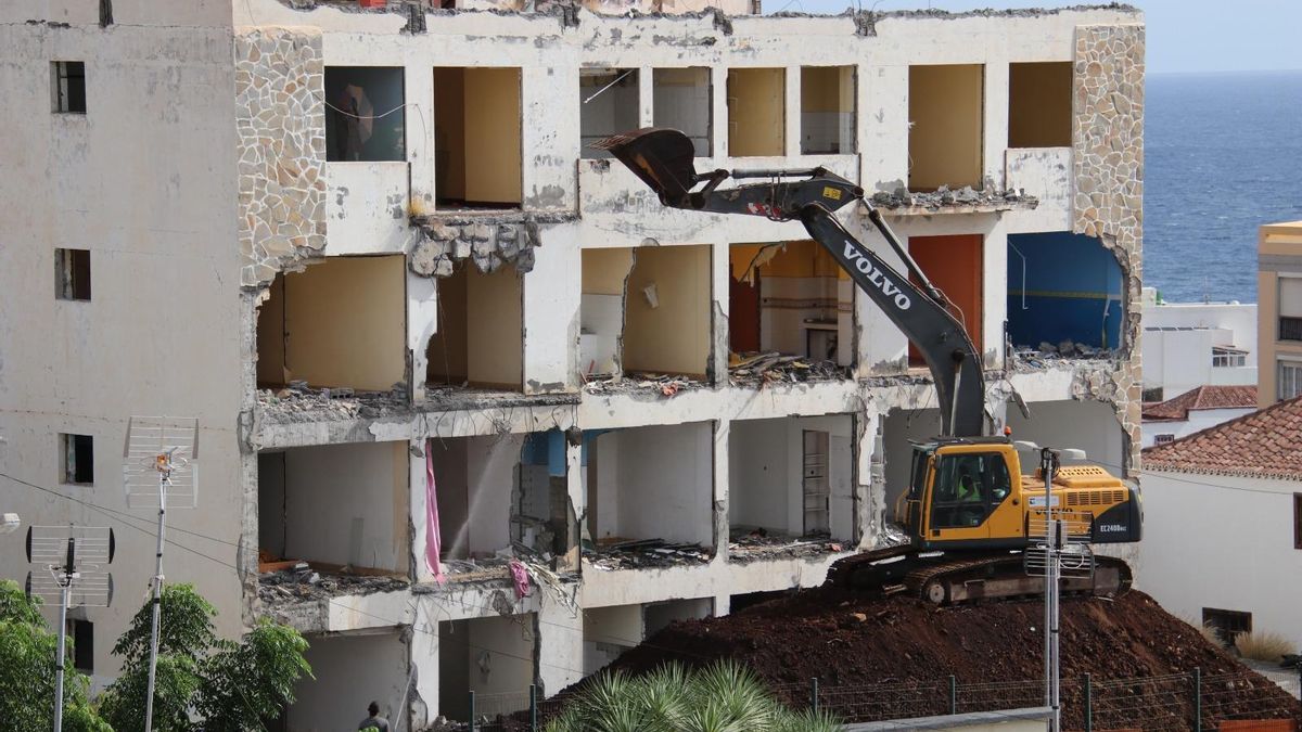 Demolición del 'Edificio de los Maestros'.