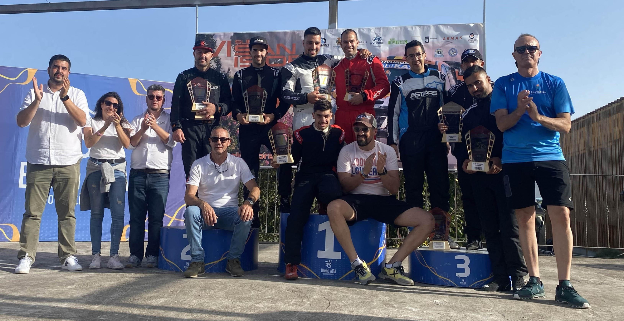 Las autoridades locales e insulares acompañaron a los ganadores de la prueba automovilística.