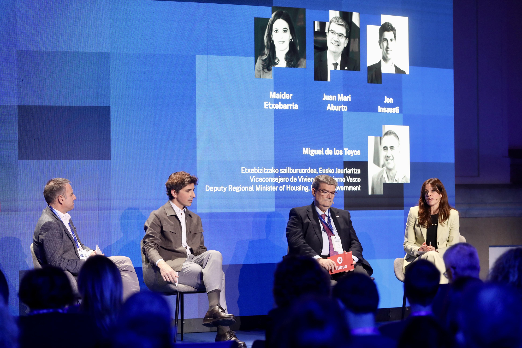 Jon Insausti, Juan Mari Aburto y Maider Etxebarria  en la mesa redonda de alcaldes de las 3 capitales junto al viceconsejero de Vivienda