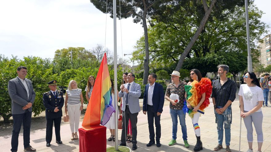 Arrancan la bandera LGTBI de la Plaza de la Diversidad de Murcia tras pedir Vox su retirada