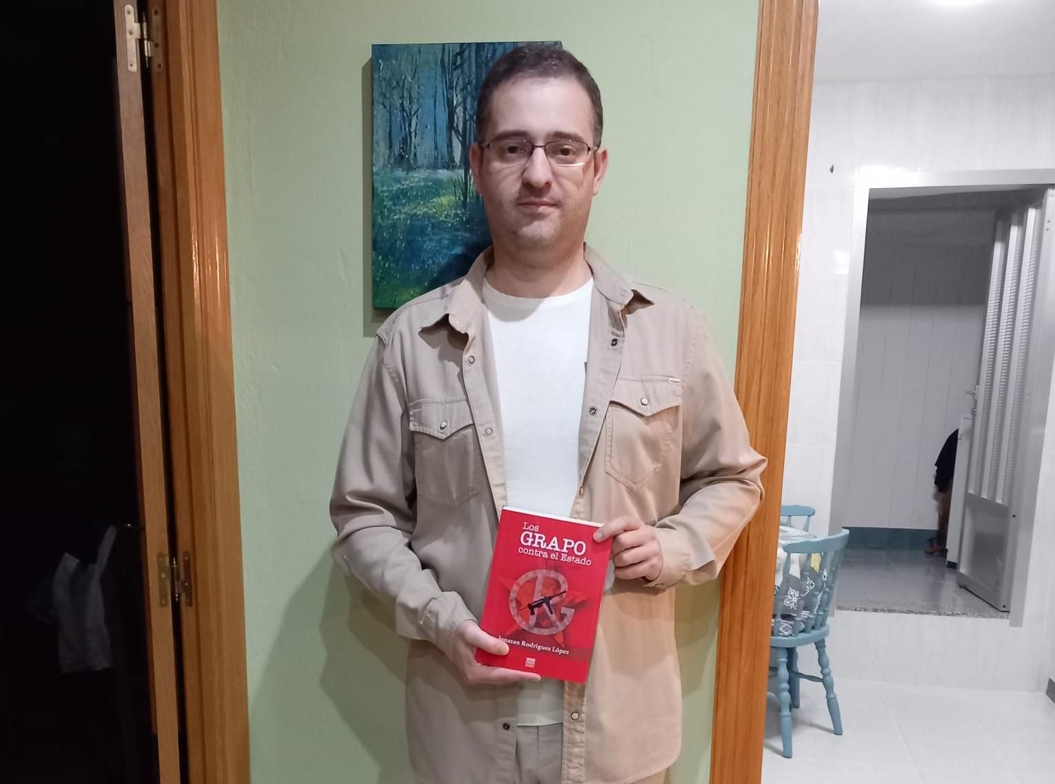 Jonatan Rodrigues con su libro 'Los GRAPO contra el Estado'.