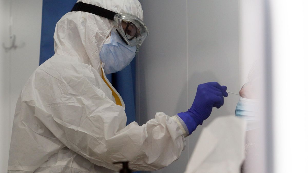 Archivo - Sanitarios de la Junta de Andalucía, haciendo  los test rápidos de antígenos PCR, en un cribado masivo.