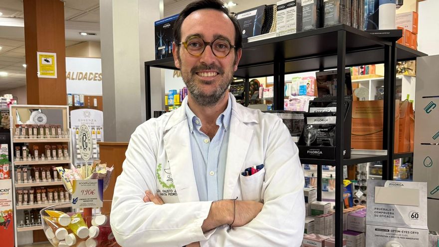 Fausto, en su farmacia de Castuera