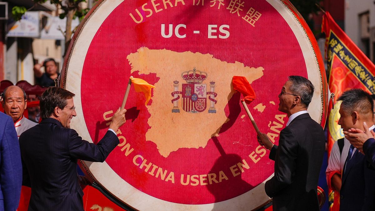 Momento en el que Almeida y el embajador de China han hecho sonar el tambor