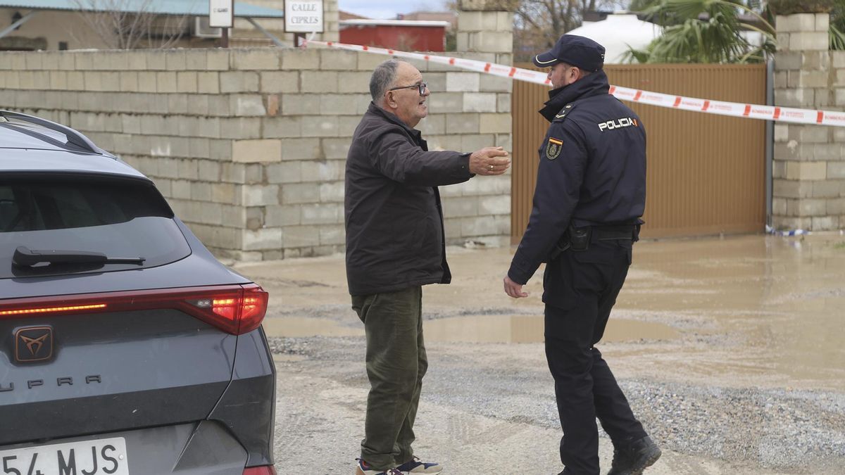 Vecino de Altea hablando con la policía
