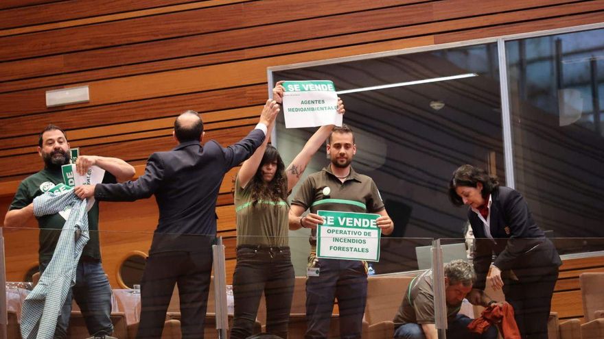 El personal de las Cortes de Castilla y León impide la protesta de agentes forestales contra el plan anti incendios