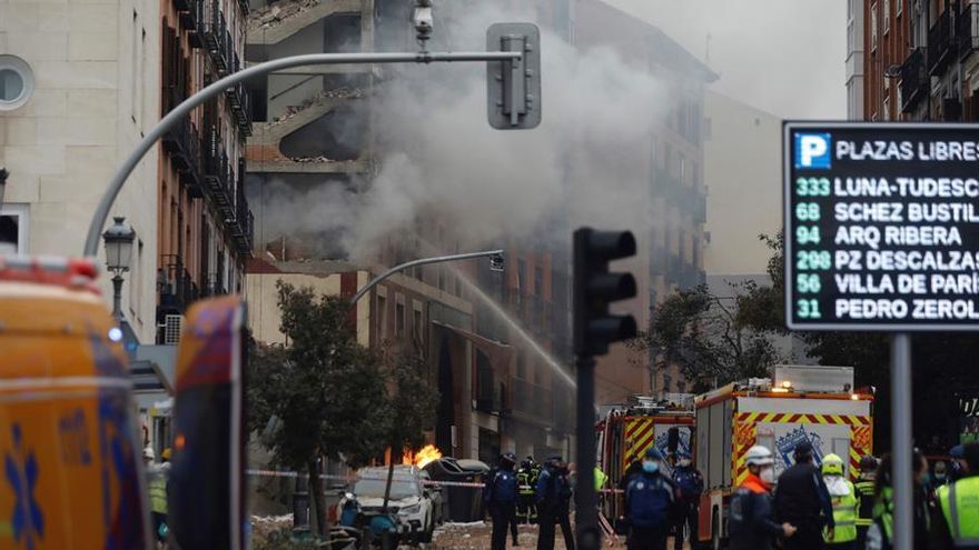 Efectivos de Bomberos, Policía y equipos de emergencias trabajan en la calle Toledo de Madrid.