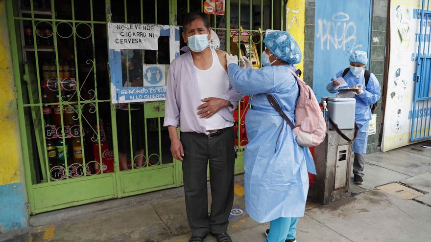 Brigadas de vacunación recorren el distrito de Villa El Salvador para aplicar la tercera dosis contra la covid-19, hoy, en Lima (Perú). EFE/Paolo Aguilar