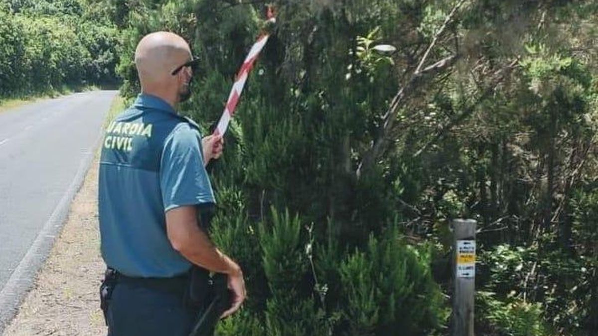 Un agente de la Guardia Civil inspecciona el lugar. Foto: AYUNTAMIENTO DE BREÑA ALTA