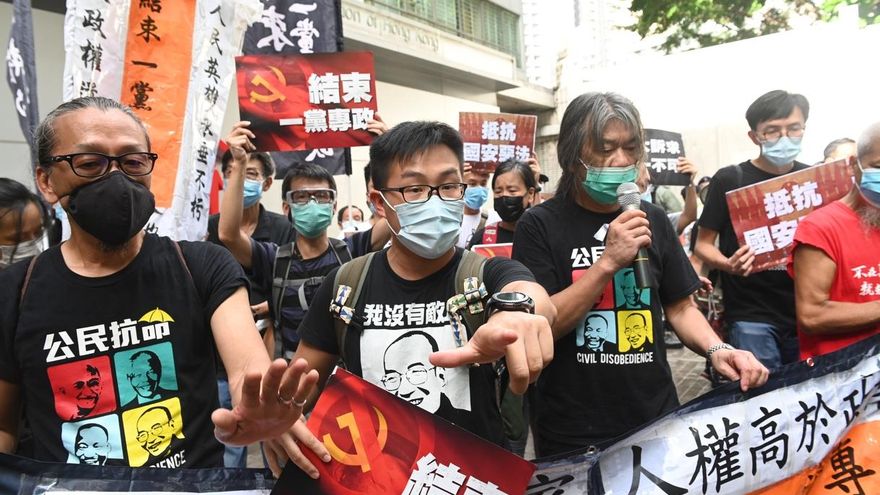 China afirma que "la ley reforzará el modelo de 'un país, dos sistemas'".