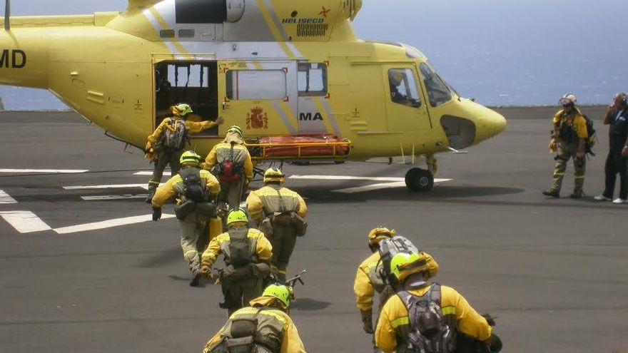 En la imagen, efectivos de la BRIF de Puntagorda en el momento de subir al helicóptero.