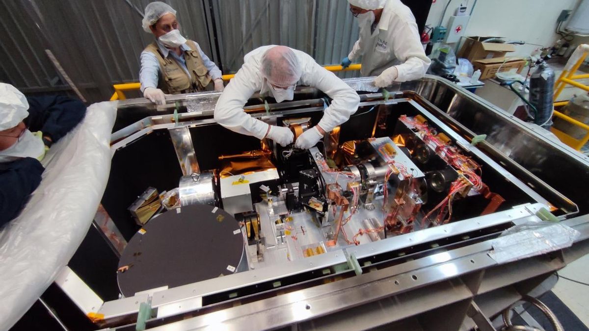 Momento de la integración del detector científico en el instrumento FRIDA en los laboratorios de la UNAM, en Ciudad de México
