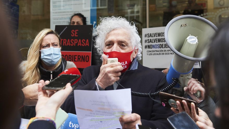 El presidente de la Asociación Empresarial de Hostelería de Cantabria (AEHC), Ángel Cuevas,  durante un acto de protesta.