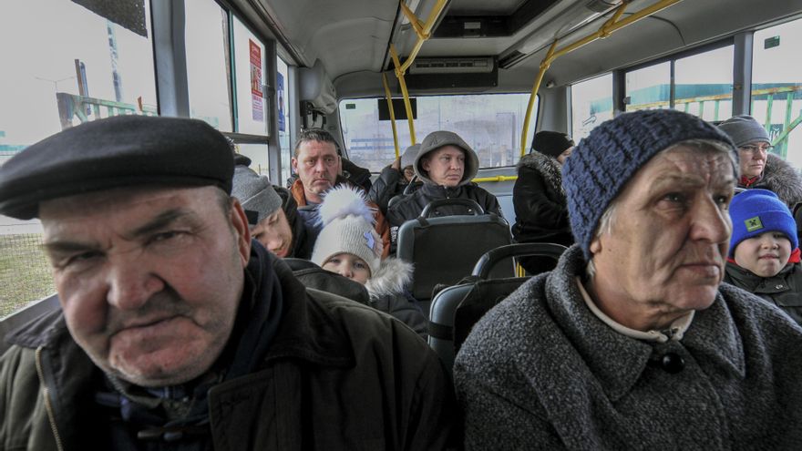 Salen los primeros autobuses y automóviles de Sumy para evacuar civiles