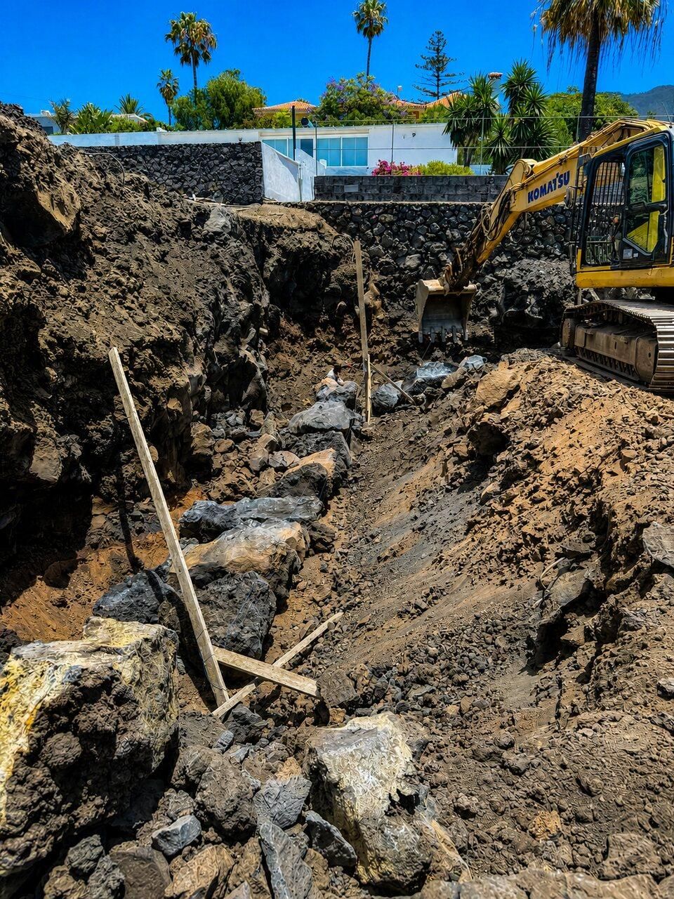 Reconstrucción de una finca de plátanos sobre la lava del Tajogaite.