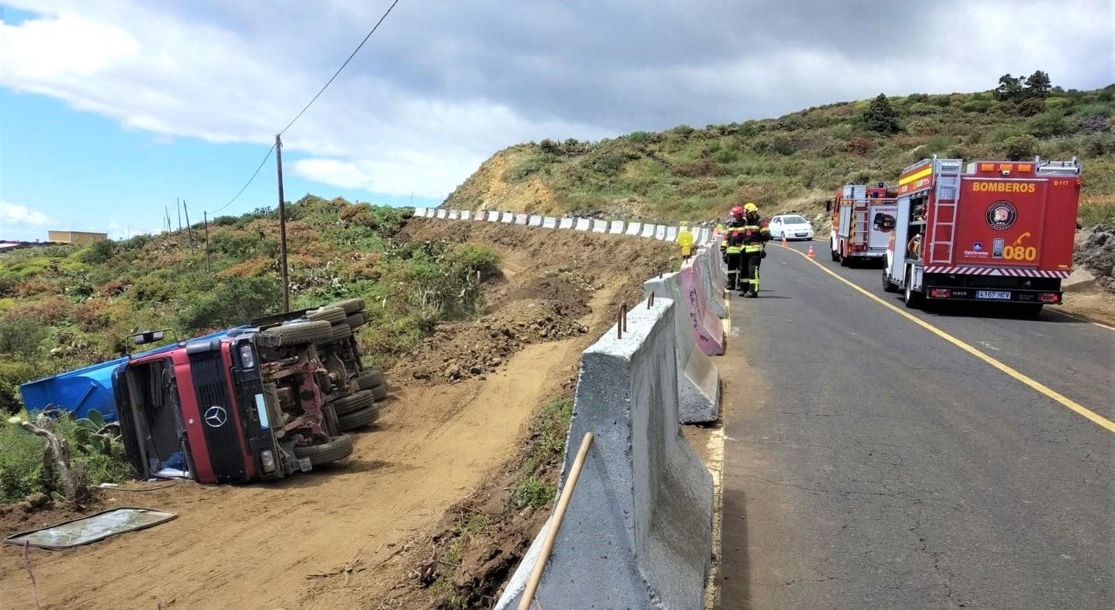 En la imagen, el camión volcado. Foto: BOMBEROS LA PALMA
