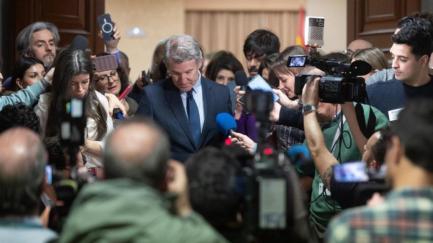 El presidente de PP, Alberto Núñez Feijóo, atiende a los medios