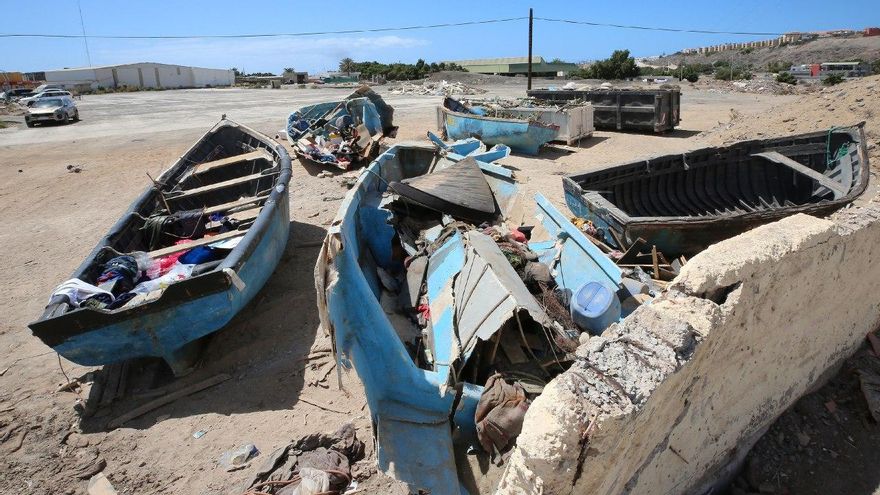 El destino de las pateras que llegan a Gran Canaria: hundidas en el muelle de Arguineguín o pasto de las llamas en Maspalomas