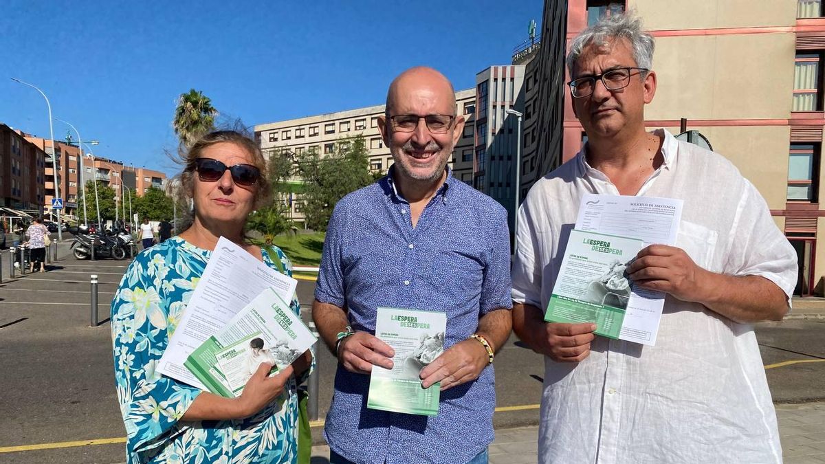 Unidas por Extremadura ha llevado su campaña 'La espera deSESpera' al Hospital de Mérida