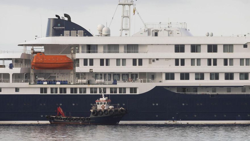 El MV Hondius, que ha sufrido un brote de hantavirus a bordo durante su travesía por el Atlántico Sur, ha entrado a las 6.05 horas de Canarias (5.05 GMT) en el puerto de Granadilla de Abona (sur de Tenerife) para fondear y desembarcar a sus ocupantes.