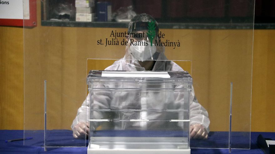 Las dudas sobre las mesas y los protocolos para votar con seguridad marcan el 14F