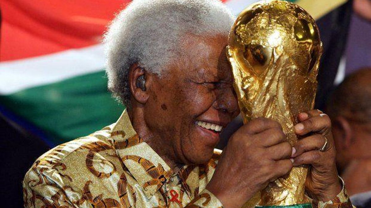 Mandela, con la Copa del Mundo que ganó España en 2010.