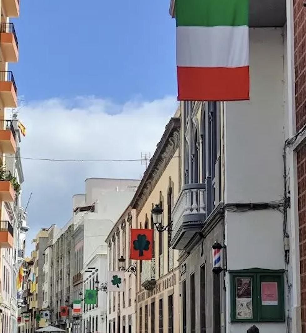 Imagen de archivo  de la calle O'Daly (calle Real)  de Santa Cruz de La Palma engalanada con banderolas y escudos  nobiliarios irlandeses con motivo del Día de San Patricio.
