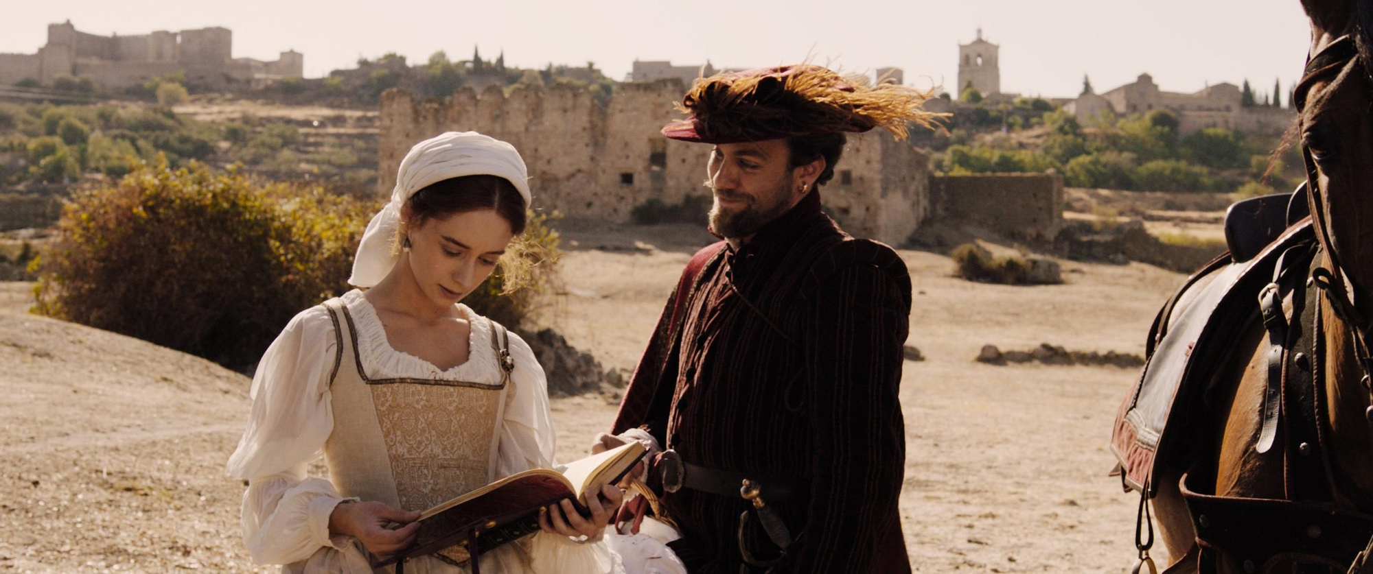 Elena Rivera y Carlos Serrano en un plano de 'Inés del alma mía'