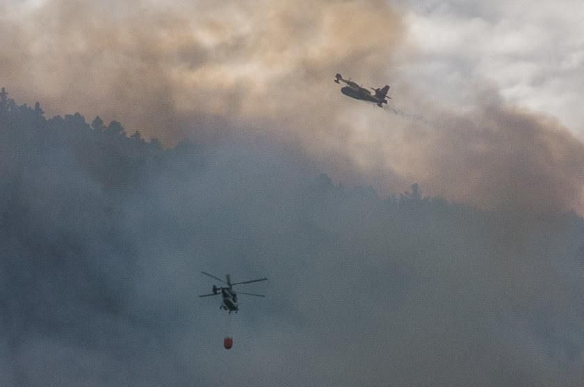 Helicóptero e hidroavión interviniendo en Montes de Luna. (JOSÉ F. AROZENA)