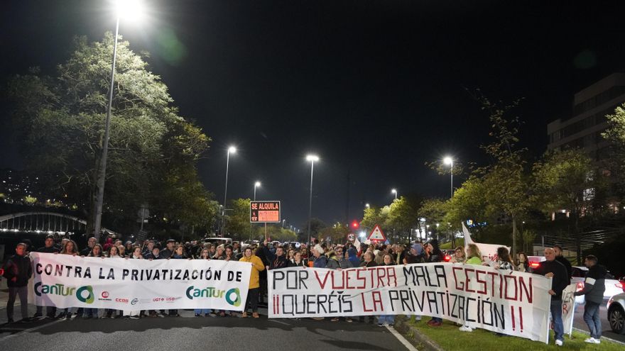 Los trabajadores de Cantur cargan contra el consejero por tachar de "acto violento" la protesta contra la privatización del PP