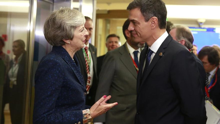 La primera ministra británica, Theresa May, charla con el presidente español, Pedro Sánchez