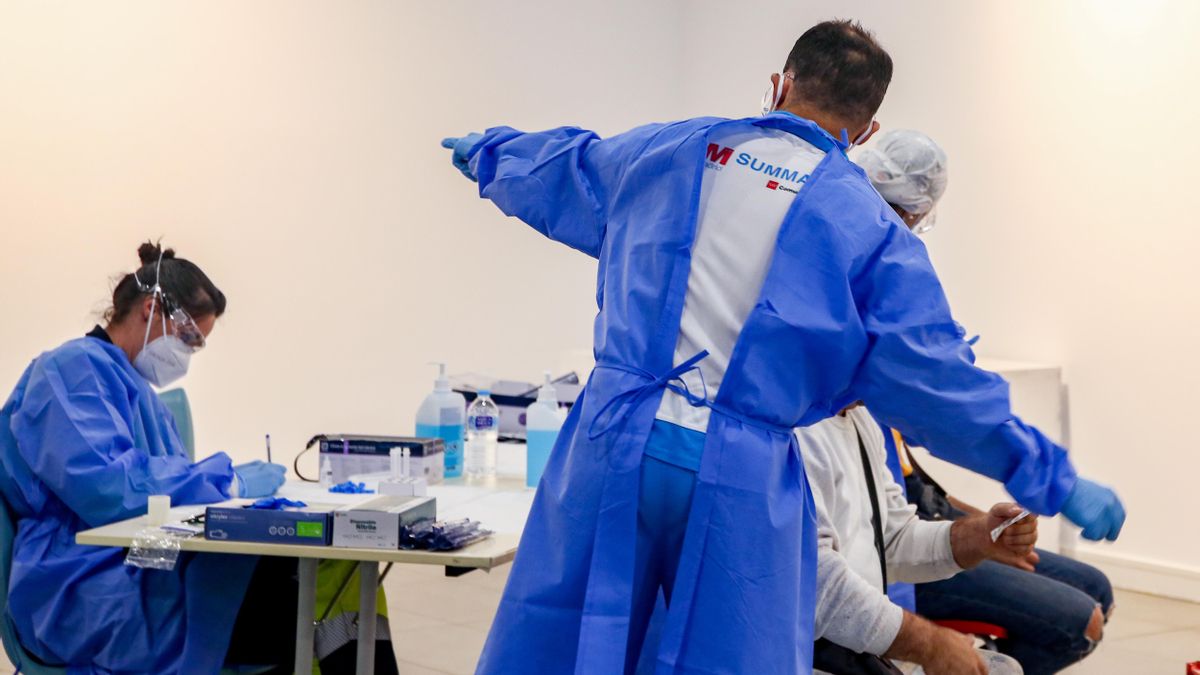 Varios sanitarios trabajan realizando test de antígenos, en el Centro Cultural Lope de Vega, en la Zona Básica de Salud (ZBS) de Puente de Vallecas, en Madrid (España), a 1 de octubre de 2020-