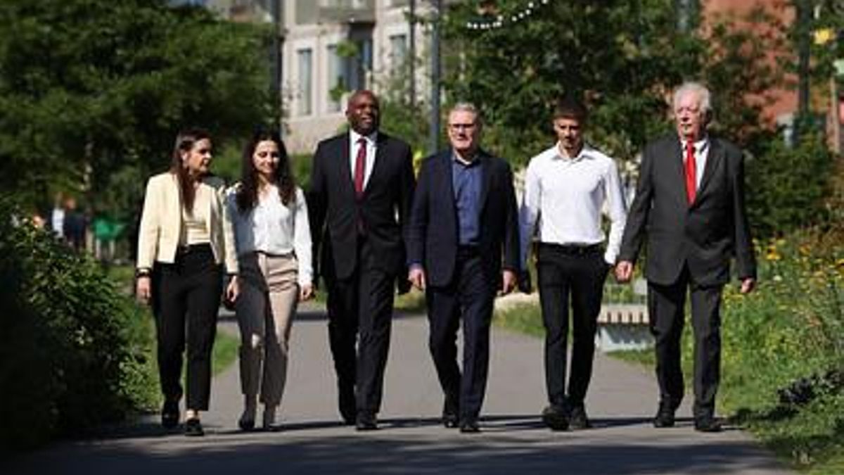 El primer ministro británico, Keir Starmer, y miembros de su Gobierno en Brent Cross Town, en Londres, este viernes.
