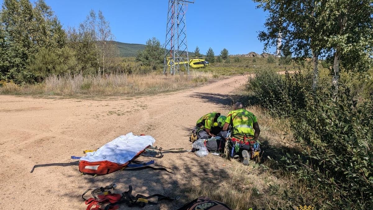 Un ciclista herido, evacuado en helicóptero en una zona de difícil acceso en Santa Colomba de Somoza