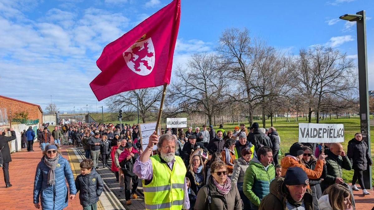 Manifestación contra el enterramiento de las vías de la línea de Feve en León capital.
