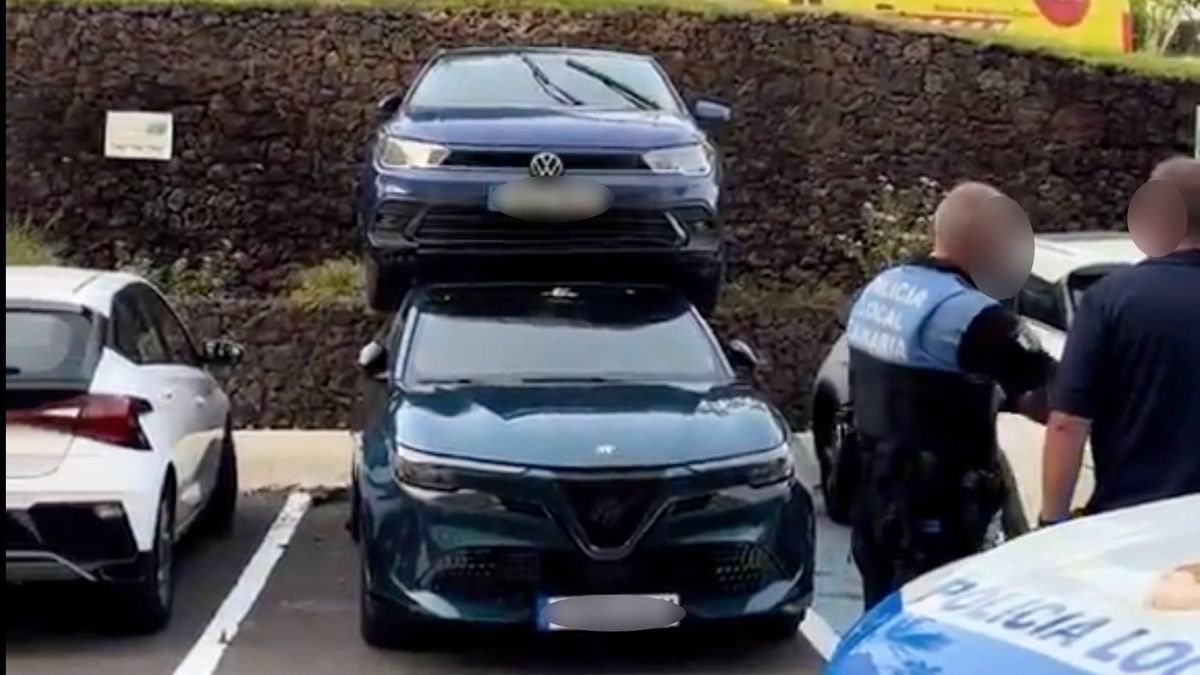 Un vehículo acaba encima de otro en el aparcamiento de un complejo hotelero en el sur de Tenerife