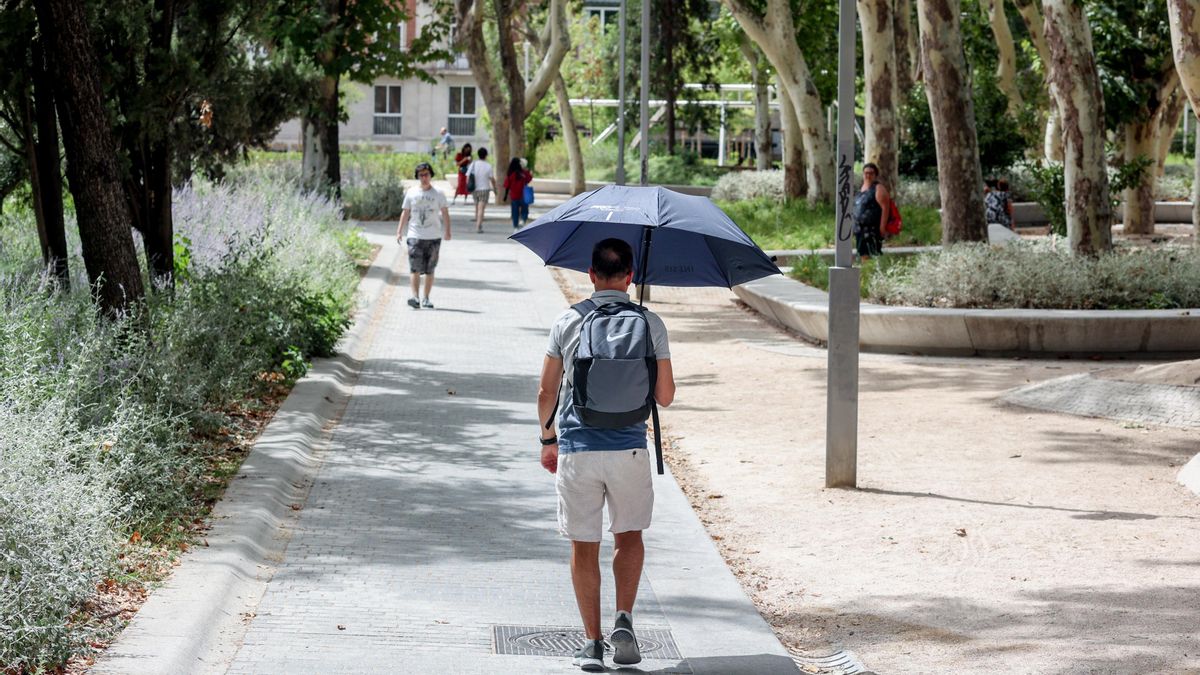 Un hombre se protege del calor en España. Imagen de archivo