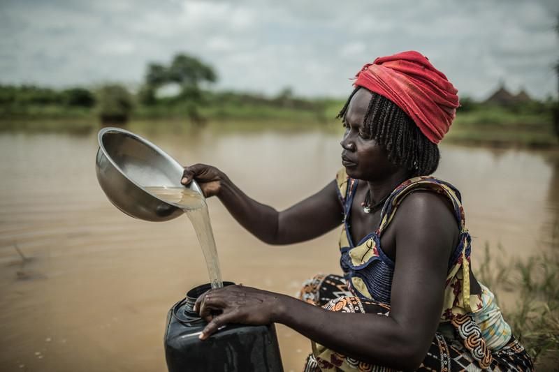 Achta Fadoul recogiendo agua de lluvia contaminada. Vive en Midjiguir, a 23 kilómetros de Mangalmé, en la región de Guera (Chad). Tiene 28 años y 6 hijos / FOTO: Pablo Tosco / Oxfam Intermón