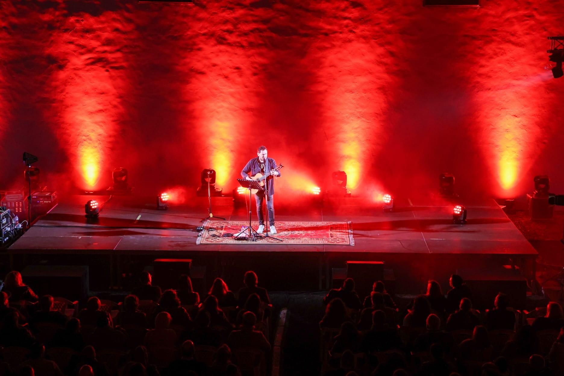 Ismael Serrano durante el concierto. JOSÉ AYUT