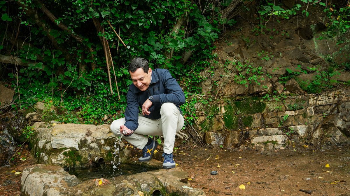 Juanma Moreno recorre el sendero de la fase 3 del Cinturón Verde de Córdoba junto a representantes del PP andaluz