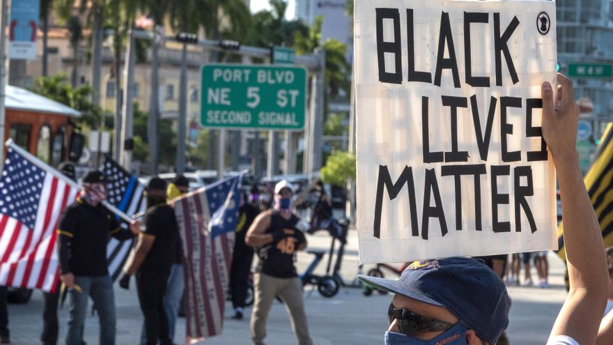 Un policía de EE.UU. mató a un hombre negro desarmado de un disparo en la cabeza
