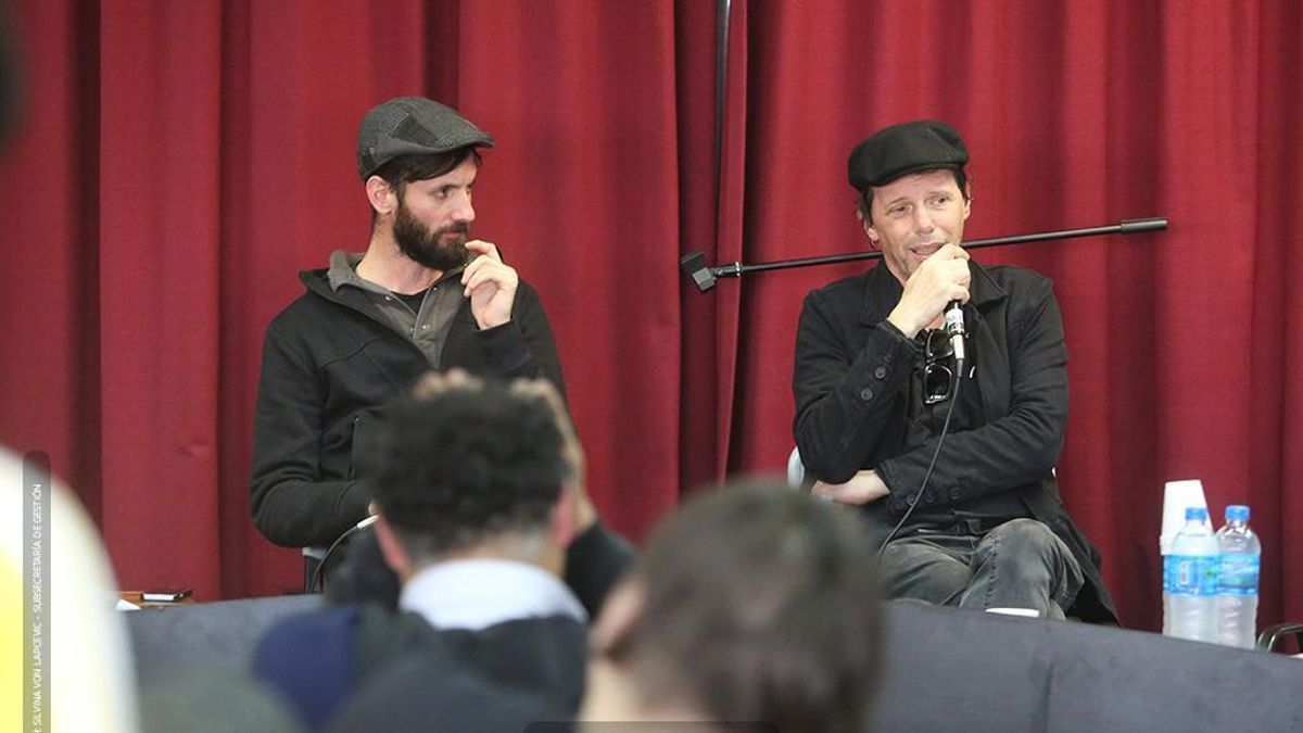 Juan Ignacio Provéndola y Pil Chalar en 2019, durante una clase del seminario "Cultura rock y política en la Argentina" que dicta el periodista en la Facultad de Sociales de la UBA.